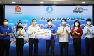 Đại diện Tập đoàn Thiên Long trao tặng 4.000 bộ học cụ (giai đoạn 1) cho chương trình “Trao học cụ - Tiếp tri thức” năm 2021.