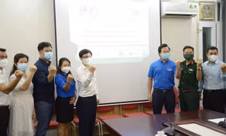 Trao tặng vật tư y tế tới tình nguyện viên tham gia phòng, chống dịch COVID-19