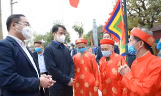 Bí thư T.Ư Đoàn Ngô Văn Cương và Bí thư huyện uỷ Mỹ Đức (Hà Nội) Nguyễn Ngọc Việt trao đổi cùng các cụ bô lão tại suối Yến (chùa Hương). Ảnh: DƯƠNG TRIỀU