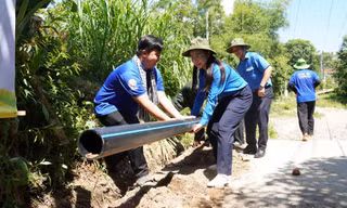 Bí thư T.Ư Đoàn Nguyễn Phạm Duy Trang thăm đội hình 'Mùa Hè Xanh' tại mặt trận Phú Yên