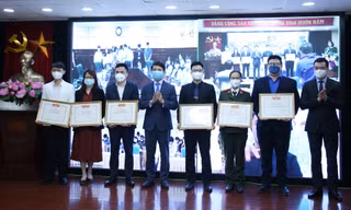 Anh Nguyễn Ngọc Lương, Bí thư T.Ư Đoàn, Chủ tịch T.Ư Hội LHTN Việt Nam và anh Hà Anh Đức, Phó Chủ tịch T.Ư Hội LHTN Việt Nam, Chủ tịch Hội Thầy thuốc trẻ Việt Nam trao Bằng khen của Ủy ban T.Ư Hội LHTN Việt Nam cho 60 cá nhân tiêu biểu trên tuyến đầu phòng chống dịch COVID-19, tại Việt Nam.