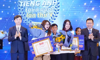 Hai nữ sinh Hà Nội giành giải Nhất Hội thi tiếng Anh toàn quốc 2023