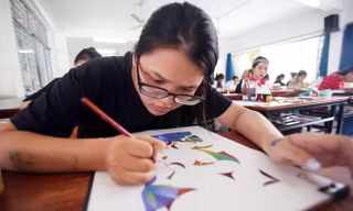 Thí sinh tham dự thi năng khiếu vẽ vào trường ĐH Mở Hà Nội.
