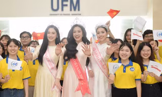 Hàng nghìn sinh viên vây kín Hoa hậu Hà Trúc Linh trong ngày trở về trường 