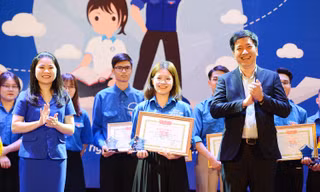 Bí thư Thành Đoàn Hà Nội Chu Hồng Minh cùng anh Trương Ngọc Kiểm, Bí thư Đoàn ĐHQG Hà Nội trao giải thưởng Ngôi sao xanh tới bí thư chi đoàn, chi hội trưởng, chủ nhiệm CLB tiêu biểu.
