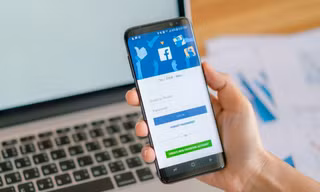 Cách Facebook nhắm tới người dùng thông qua quảng cáo ẩn