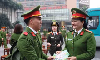 Hơn 300 sinh viên nhận vé xe miễn phí về quê đón Tết Nguyên đán