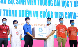 Anh Nguyễn Minh Triết - Phó Chủ tịch thường trực T.Ư Hội Sinh viên Việt Nam trao, tặng nhu yêu phẩm cho đại diện đoàn sinh viên tình nguyện trường ĐH Y Hà Nội tham gia hỗ trợ Bình Dương chống dịch COVID-19.
