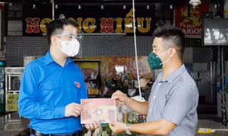 Trao hỗ trợ 600 hộ kinh doanh nhỏ gặp khó khăn bởi dịch COVID-19