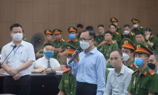 Bị truy hỏi, cựu Bí thư Trần Văn Nam quay sang nói với thuộc cấp 'phải dũng cảm, làm sai thì nhận'