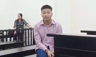 Vợ bị chủ cửa hàng quần áo đánh đập ép mua đồ, gã đàn ông lái ô tô tông trả thù