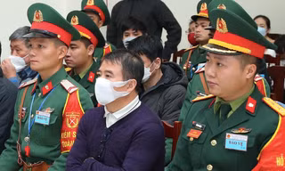 Vụ buôn lậu 200 triệu lít xăng: Cựu đại tá Biên phòng từng kêu oan bất ngờ nhận tội 