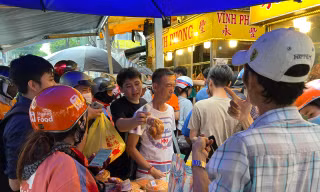 Đông nghịt người dân TPHCM xếp hàng mua gà, vịt quay cúng Tết Đoan Ngọ