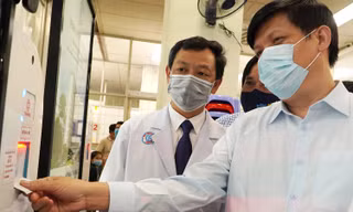 Bộ trưởng Bộ Y tế Nguyễn Thanh Long trải nghiệm mô hình khai báo y tế tự động tại BV Chợ Rẫy