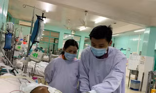 Bé trai bị kéo đâm vẫn đang được điều trị tích cực