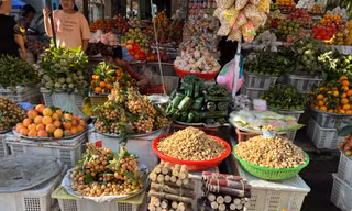 Tiểu thương TPHCM mỏi mắt ngóng khách dịp Rằm tháng 7 