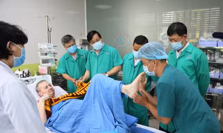 Bệnh nhân 91 thử lực chân cùng bác sĩ 