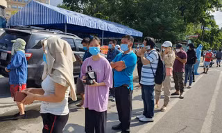 Người dân rồng rắn xếp hàng vào siêu thị mua thực phẩm. Ảnh: Uyên Phương