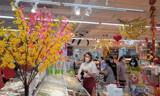 Thực phẩm, hàng tiêu dùng bắt đầu về nhiều phục vụ mùa cuối năm