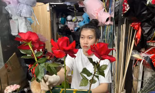 Hoa, quà hạ giá 'ngóng' khách trong ngày Valentine 