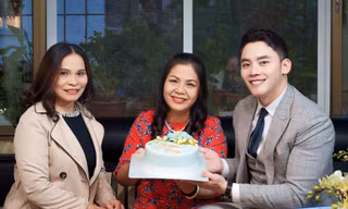 MC Mạnh Khang tự tay làm bánh tặng cô giáo, tiết lộ bí mật 'động trời' thời đi học