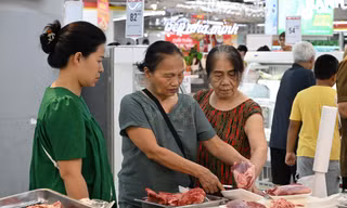 Hà Nội: Lo bão đổ bộ, khách đi siêu thị mua thực phẩm tăng gấp 30 lần 