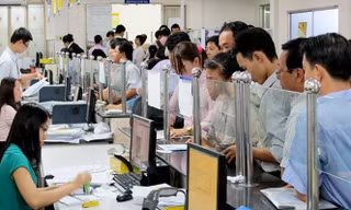 Năm 2021, chi lương cho bộ máy bộ ngành trung ương tăng tới hơn 4.000 tỷ đồng so với năm 2017. Ảnh người dân tới cơ quan nhà nước giải quyết thủ tục hành chính.