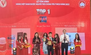 Phó Chủ tịch Ủy ban Trung ương MTTQ Việt Nam Phùng Khánh Tài, Chủ tịch Ủy ban MTTQ Việt Nam TP Hà Nội Nguyễn Lan Hương trao chứng nhận cho các sản phẩm, dịch vụ TOP 1.