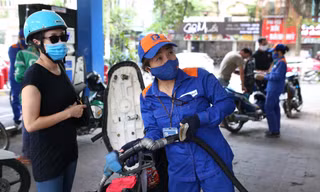 Bộ Công Thương cho biết, ủng hộ giảm tiếp thuế đối với xăng dầu để hạ nhiệt tác động xấu đối với nền kinh tế. Ảnh: Như Ý