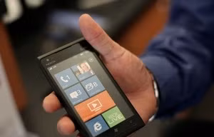 Nokia bắt đầu hoàn tiền cho người dùng Lumia 900