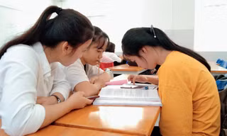 Hàng loạt địa phương cho sinh viên đi học trở lại