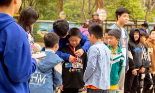 Teen Hà Nội "giải cứu" bánh kẹo Tết, mang 5 tấn quà tặng trao trẻ em vùng cao