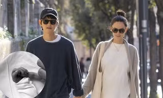 Hình ảnh đầu tiên của con trai Song Joong Ki, fan mong sớm biết tên em bé 