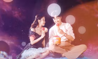 IU hẹn hò lãng mạn cùng mỹ nam "Hospital Playlist" dưới Trăng Dâu trong "strawberry moon"