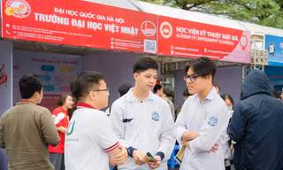 Teen THPT chuyên Thái Bình háo hức tham gia ngày hội tư vấn tuyển sinh bất chấp trời mưa