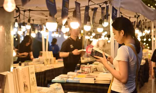 Giới trẻ Hà Nội dạo chợ đêm trên Phố Sách: "Đi 1 được 10", săn đồ xinh đầy túi