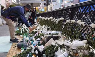 "Hẻm tử thần" tại Itaewon (Hàn Quốc) sau thảm kịch: Bị phong tỏa, ngập hoa tưởng niệm nạn nhân