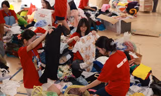 Teen Hà Nội biến hàng tấn quần áo, phế liệu thành đồ "xinh yêu" để gây quỹ
