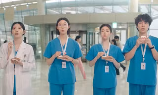 Resident Playbook tập 3, 4: Yi Young tiến tới, cameo "Cá hố" kéo mốc rating mới