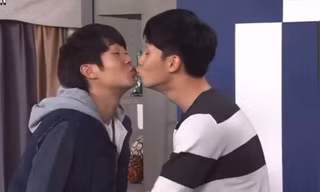 Người cướp đi "nụ hôn màn ảnh đầu tiên" của Park Seo Joon hóa ra là một mỹ nam thân quen
