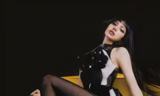 Lisa ký kết với hãng thu âm Mỹ nhưng thứ gây sốt là hình đính kèm "slay"