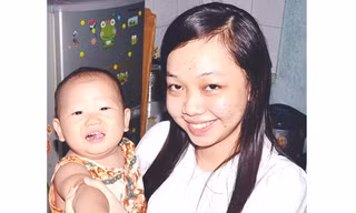 Tân thủ khoa chuyên giúp mẹ chăm trẻ