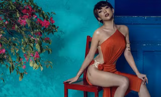 Hình ảnh táo bạo của Tóc Tiên trong MV mới.