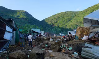 Lở núi ở Nha Trang: Đào xới đống đổ nát tìm người thân bị vùi lấp