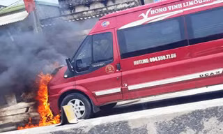 Ô tô khách tông xe máy bốc cháy, hai vợ chồng tử vong