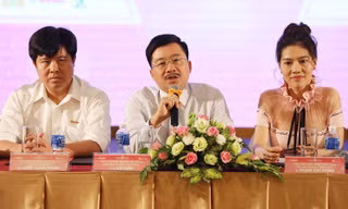 Nhà báo Vũ Tiến- Phó TBT Báo Tiền phong, Phó Trưởng ban tổ chức cuộc thi trả lời báo chí tại cuộc họp báo sáng nay.