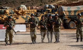 Binh sỹ Thổ Nhĩ Kỳ triển khai tại Reyhanli, tỉnh Hatay, gần khu vực biên giới với Syria. (Nguồn: AFP/TTXVN)