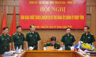 Triển khai các quyết định của Bộ Quốc phòng về công tác cán bộ