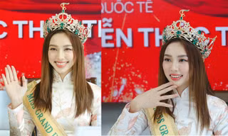 Những biểu cảm dễ thương của Thuỳ Tiên khi giao lưu cùng độc giả báo Tiền Phong