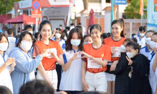 ‘Chụp lén’ Hoa hậu Đỗ Thị Hà và dàn người đẹp trên đường chạy Tiền Phong Marathon